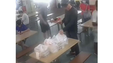 Photo of 黑衣男疑冒送餐员 鸡饭摊偷走外卖