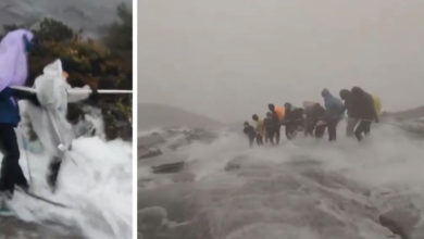 Photo of 豪雨导致水流湍急 登山客艰难涉水下山