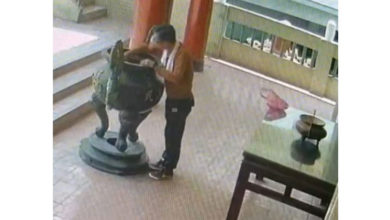 Photo of 倒插香埋剪刀吐口水进香炉 大叔诡辩：不想与神明接触