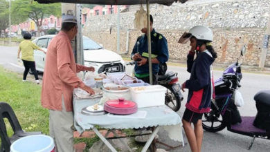 Photo of 小贩25年所卖食物未调涨  椰浆饭依旧1令吉50仙