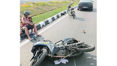 Photo of 骑摩多与轿车碰撞翻倒 母女吓哭坐路肩打电话