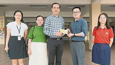 Photo of 周忠信移交鑾中9000元 津贴华乐团及升学奖励