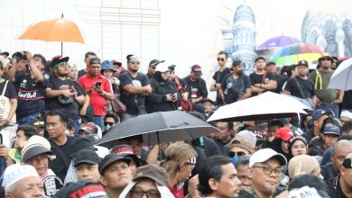 Photo of 天不作美雨势渐大 集会者热情高涨坚守雨中
