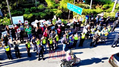 Photo of 挺安华与倒安华集会 安华老家外两派对峙