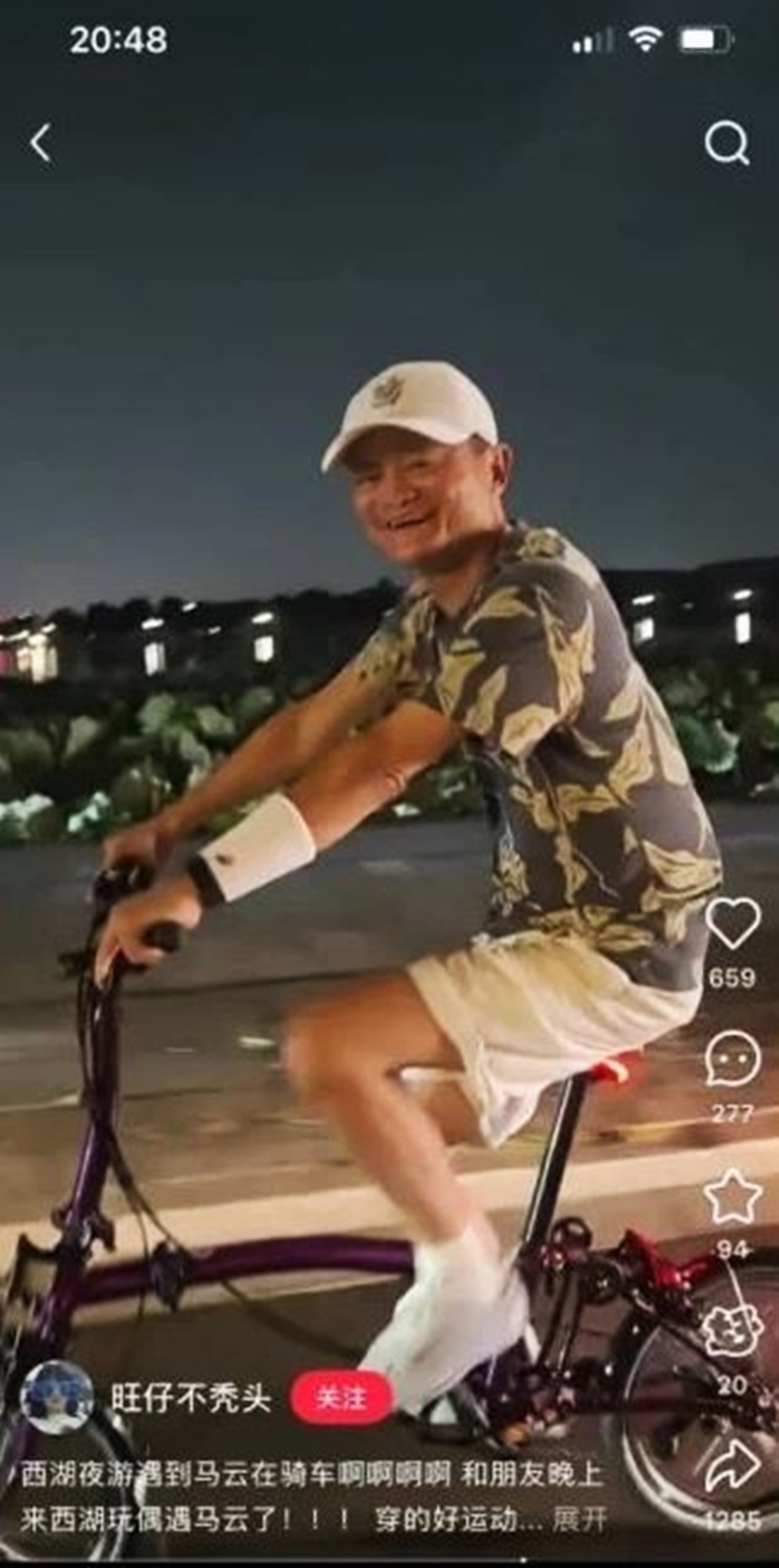 女网友在西湖偶遇骑脚车的马云