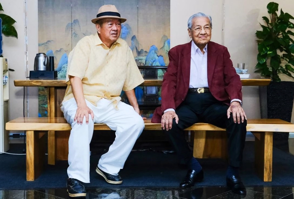 李金友形容,前首相敦马哈迪就像是一座山屹立不倒