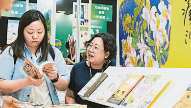 Photo of 香港书展开幕 书迷买书纪念蔡澜