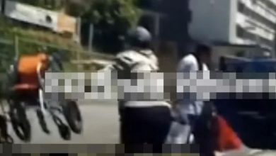 Photo of 女德士司机突停车 赶家人下车扔轮椅