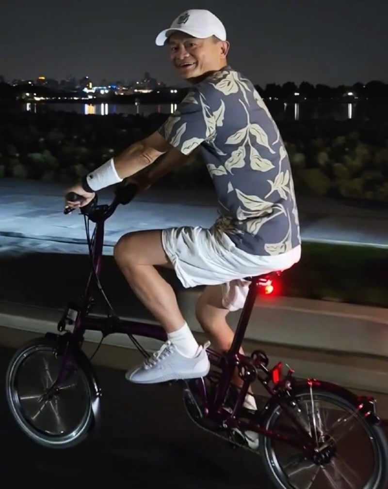 马云也立刻转头微笑回应。