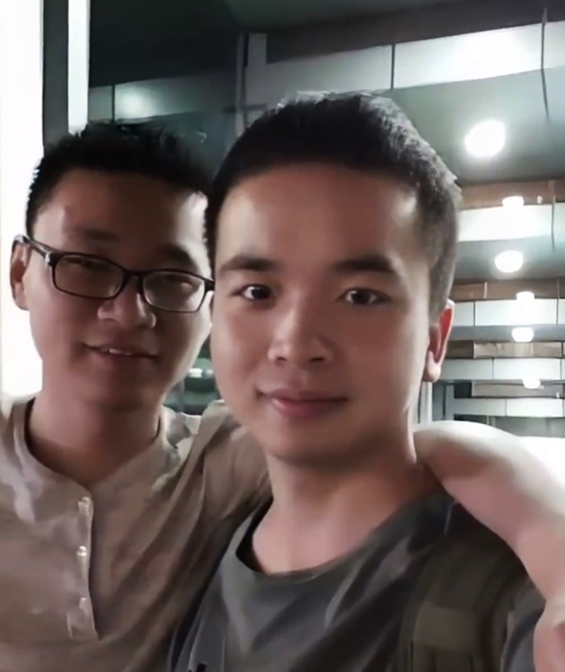 青年还特别感谢室友，不但在他考研时给予资助，让他不用到食堂打工，读研时更送了他手机，当时衣柜内仅有的两条裤子，其中一条也是这位室友送的。