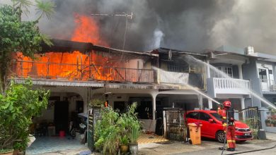 Photo of 双层排屋起火后连烧4排屋     消拯员花16分钟即控制火势