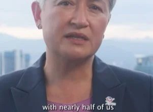 Photo of 澳外长黄英贤发布沙巴童年照     以马来语演说文化多元重要性