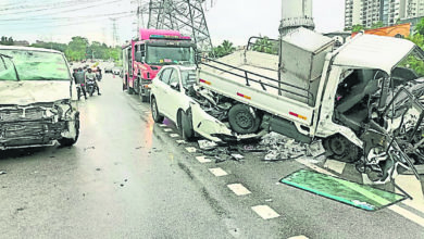 Photo of 货车撞反向车道2车 罗里内男女受伤