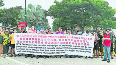 Photo of 出入绕远路 生意跌80% 柏兰镇商民抗议封路口