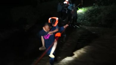 Photo of 闯山洪急流 消拯员摸黑救12人