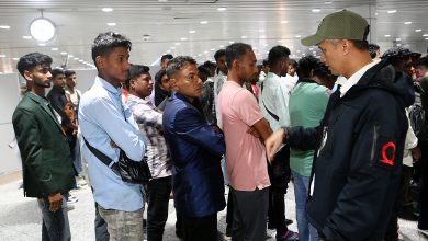 Photo of AKPS执法员在入境台前识别可疑者   拦截198外籍男女原地送回国