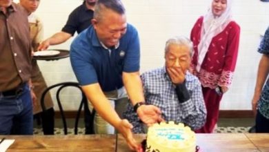 Photo of 敦马明日迎100岁生日 支持者提前庆生送祝福