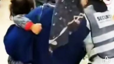 Photo of 少年背小孩超市行窃被逮 父母当场拉人逃走视频疯传