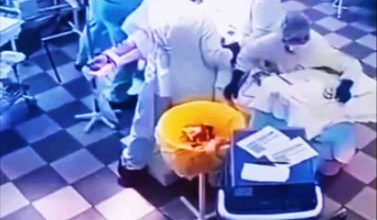 Photo of 【俄罗斯8.8级强震】手术中医生冷静护病患 网赞这才是真正医德