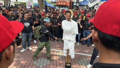 Photo of “安华”人形立牌 被鞭打