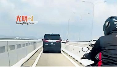 Photo of 男子开车误闯摩多道 无法掉头 最终接罚单