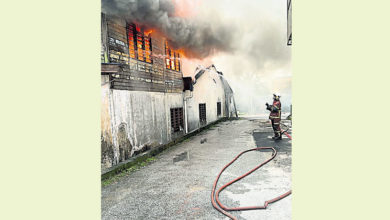 Photo of 新山班兰花园大火 毁8店屋3车