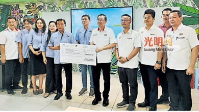 Photo of 林冠英拨家协12万 提升麦曼珍华小基设