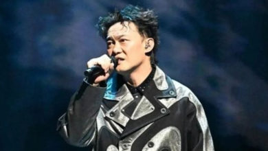 Photo of 砰！陈奕迅台上踩空重摔 秒起身表演画面曝光