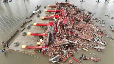 Photo of 南鲲鯓代天府牌楼不敌超强台风坍塌 信众涉水祈福
