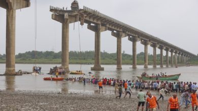 Photo of 印度大桥突断裂 “车子一辆接一辆落水”