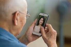 Photo of 沉迷AI“美女主播” 老伯想与老伴离婚