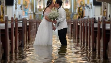 Photo of 爱在洪水泛滥时 菲情侣盛装涉水教堂完婚