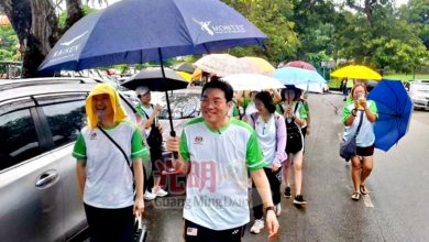 Photo of 700人冒雨登山吃榴槤 争睹“松鼠王”魅力