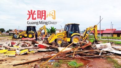 Photo of 市会出动3挖泥机 大年非法摊位铲平