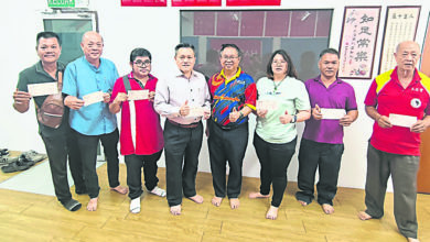 Photo of 梁德志:充修庙办庆典基金 3.45万拨款移交10庙