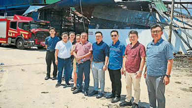 Photo of 2厂房遇火劫 五金商公会慰问集兴