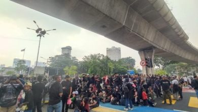 Photo of 天桥下避雨 部分集会者想离开