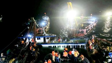 Photo of 下龙湾游船遇风暴翻覆 10岁男孩靠非凡水性获救