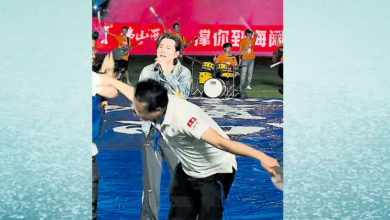 Photo of 摄影师争执动手 叶世荣淡定续唱