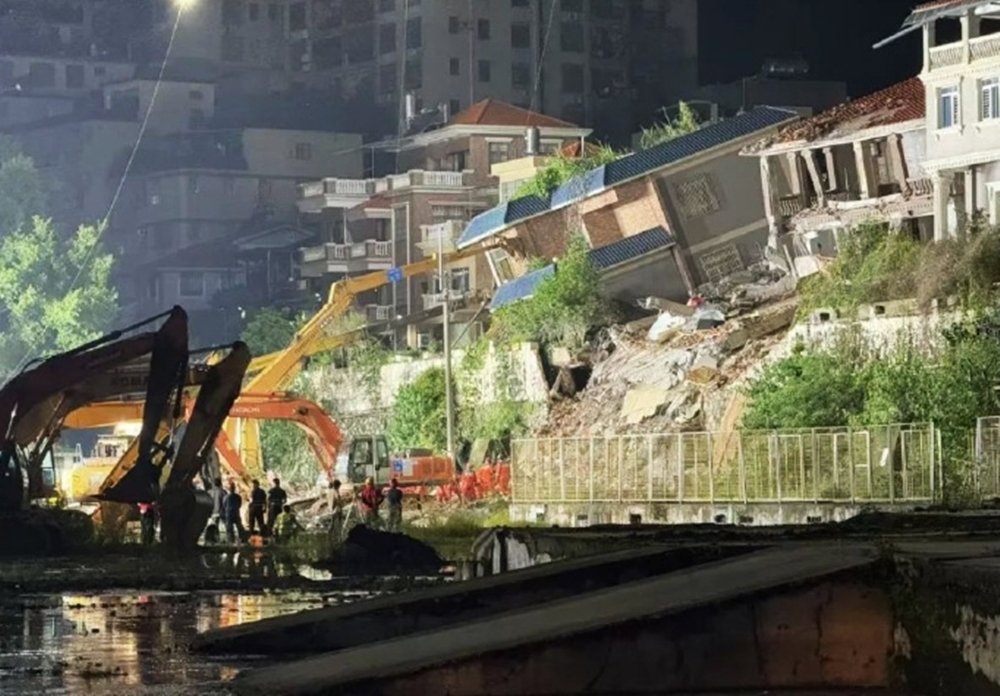 民房坍塌受損，當局出動挖土機及派員到場搜救失蹤者