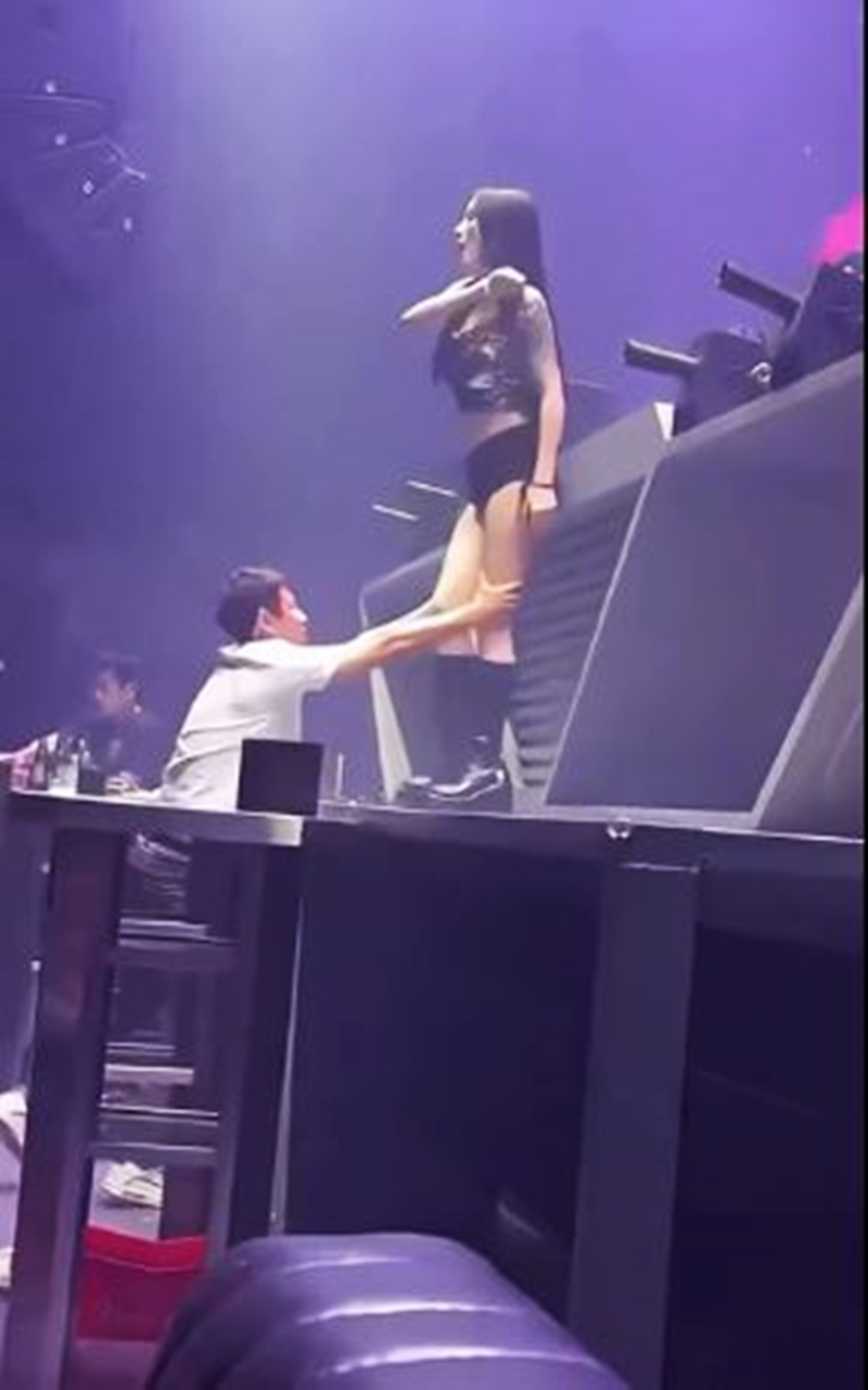 男子到夜店狂欢，疑似喝醉酒，竟然跑到舞台边去摸女舞者双腿
