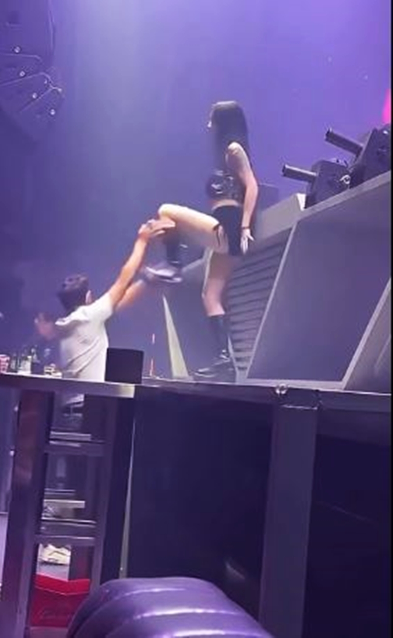男子到夜店狂欢，疑似喝醉酒，竟然跑到舞台边去摸女舞者双腿，结果被舞者一脚踹脸让他滚蛋。