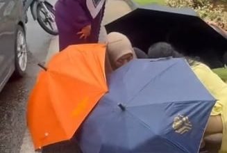 Photo of 4把伞当产房 路人当接生婆 孕妇路边生子