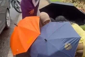 Photo of 视频 | 4把雨伞当产房 孕妇路边分娩 路人都来接生