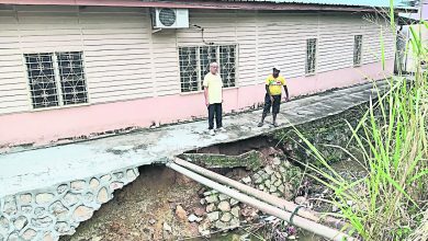 Photo of 豪雨冲蚀河岸防崩墙 民宅旁地陷忧坍塌