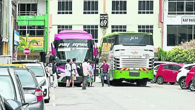 Photo of 马六甲拉也21路繁忙时段 旅巴违停加剧塞车