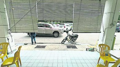 Photo of 流浪汉险点燃店家木帘 幸及时被阻止