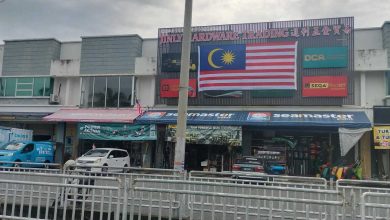 Photo of 倒挂国旗风波 五金店重开 谷歌脸书评分大跌