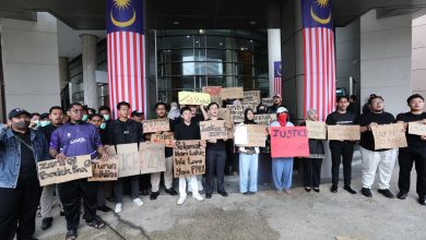Photo of 学生组织赴教部集会举大字报    列教长6宗罪限24小时回應訴求