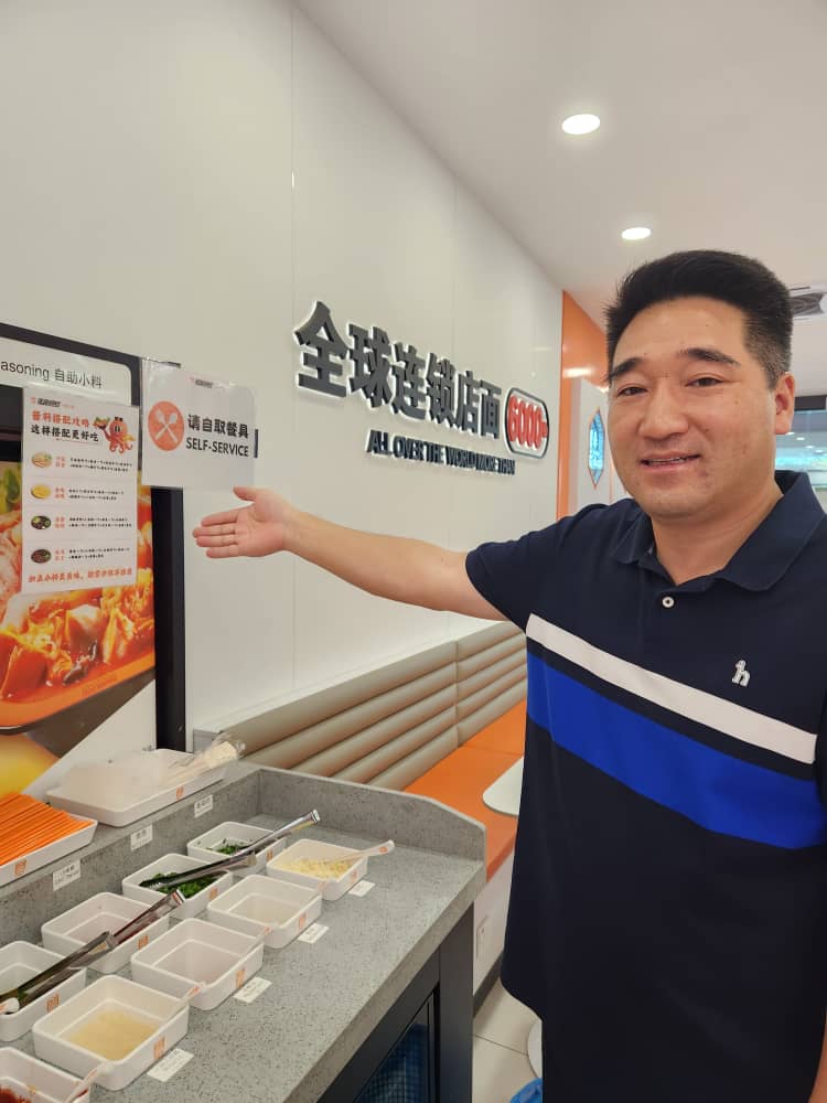 马荣达说，张亮麻辣烫店内免费提供十多种调味料，让食客可自由调配酱汁，打造属于自己的独特风味。同时，店内也贴心准备了几款独家百搭酱料供参考搭配，适合各种汤底，提升整体风味。